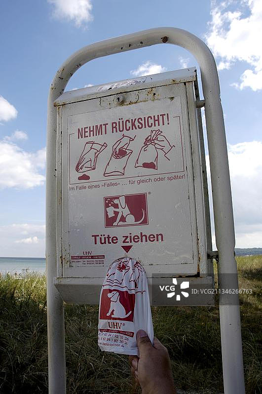 狗粪便袋分配器，德国吕根岛图片素材