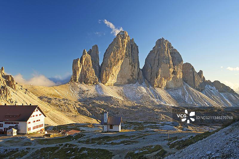 塞斯托多洛米蒂山三峰北墙前的三峰小屋，意大利特伦蒂诺-南蒂罗尔图片素材
