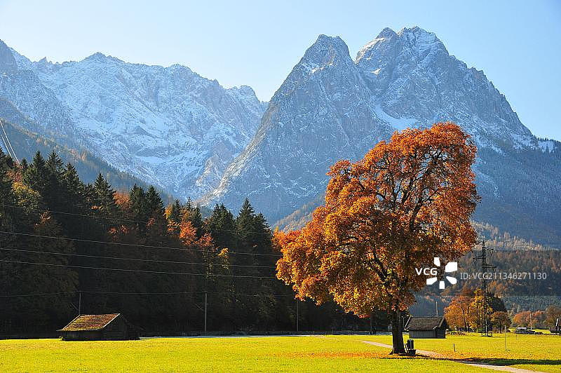 德国加米施-帕滕基兴楚格峰群山秋色图片素材