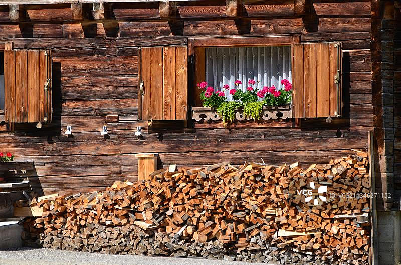 德国伊萨尔河谷上巴伐利亚高山木屋和柴堆图片素材