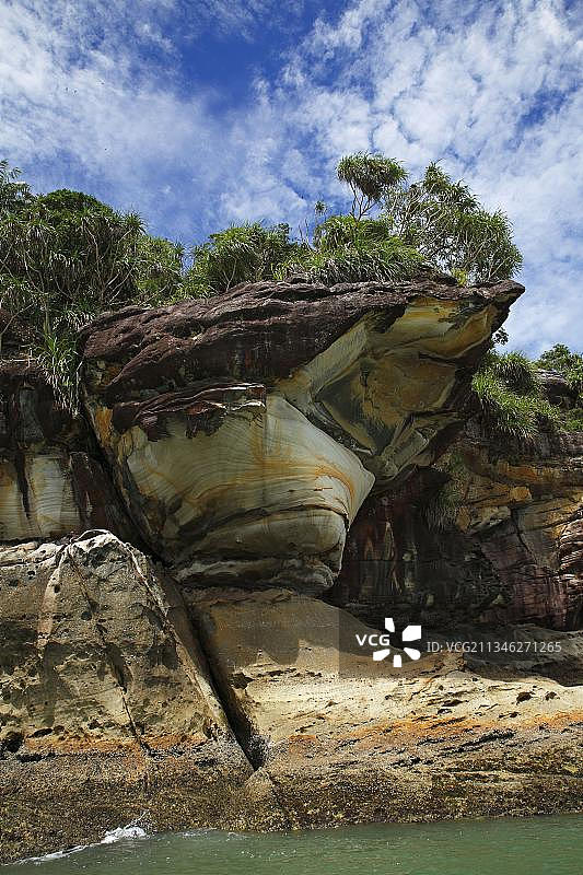 马来西亚沙捞越巴科国家公园的海岸，南中国海砂岩悬崖与热带雨林图片素材