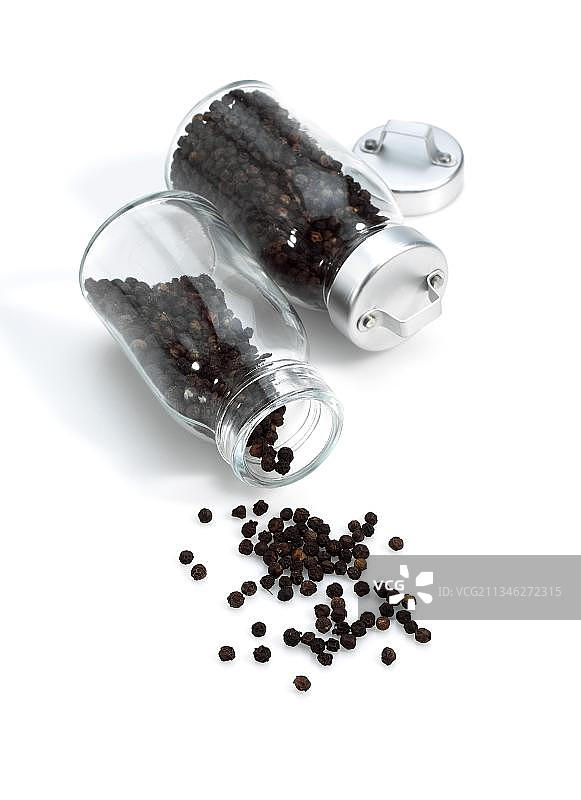 真胡椒，黑胡椒（学名：piper nigrum），胡椒灌木，胡椒科，白色背景下的黑胡椒籽图片素材