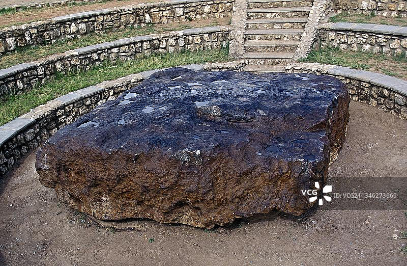 纳米比亚的霍巴陨石，地球上已知的最大陨石，发现于1920年，重约60吨，据估计有2亿至4亿年的历史，大约在8万年前坠落到地球图片素材