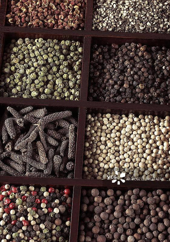 装有白胡椒、黑胡椒、绿胡椒、五香粉、牙买加胡椒和长胡椒的罐子图片素材