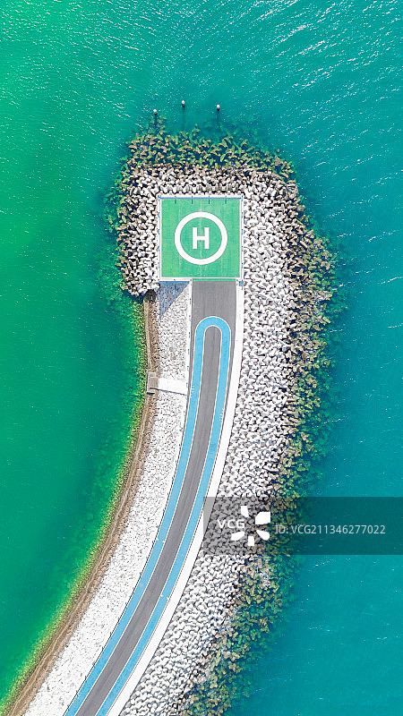 广东深圳大鹏新区南澳街道桔钓沙湾浪骑游艇会停机坪防波堤图片素材