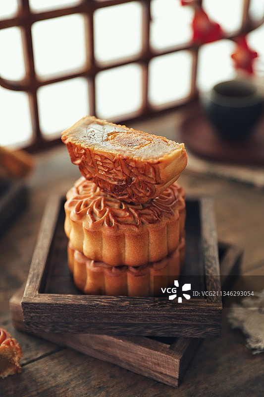 蛋黄莲蓉月饼图片素材