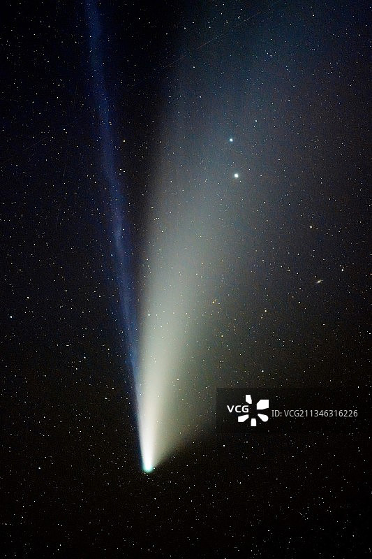 2020年经过地球附近的NEOWISE彗星图片素材