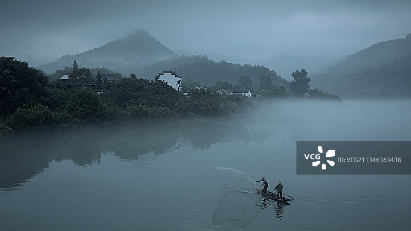 桃花潭上捕渔人图片素材