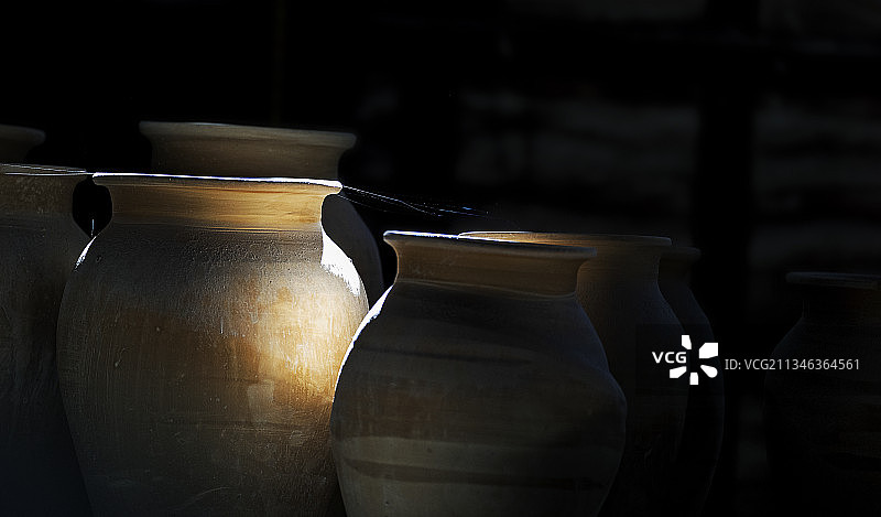 光影中的瓷坯图片素材