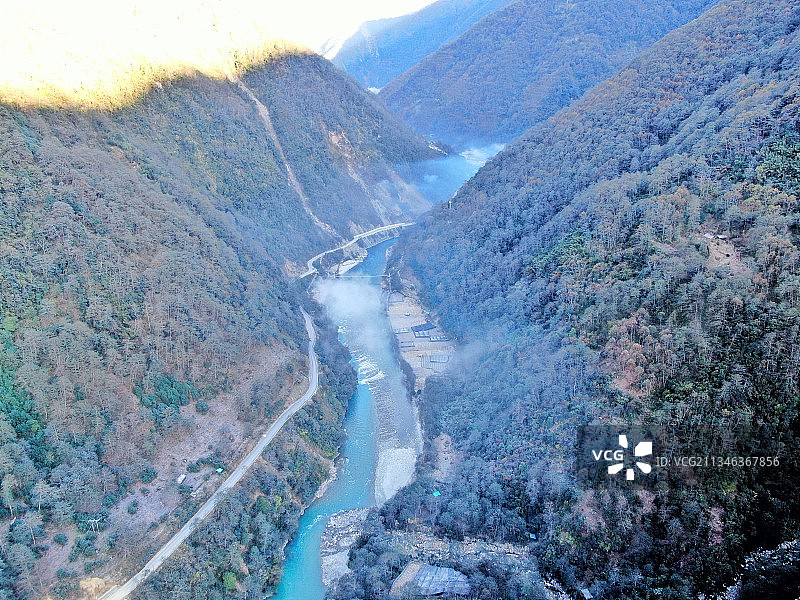 流动的翡翠湖云南怒江独龙江图片素材