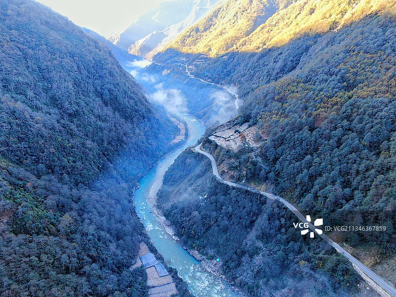 流动的翡翠湖云南怒江独龙江图片素材