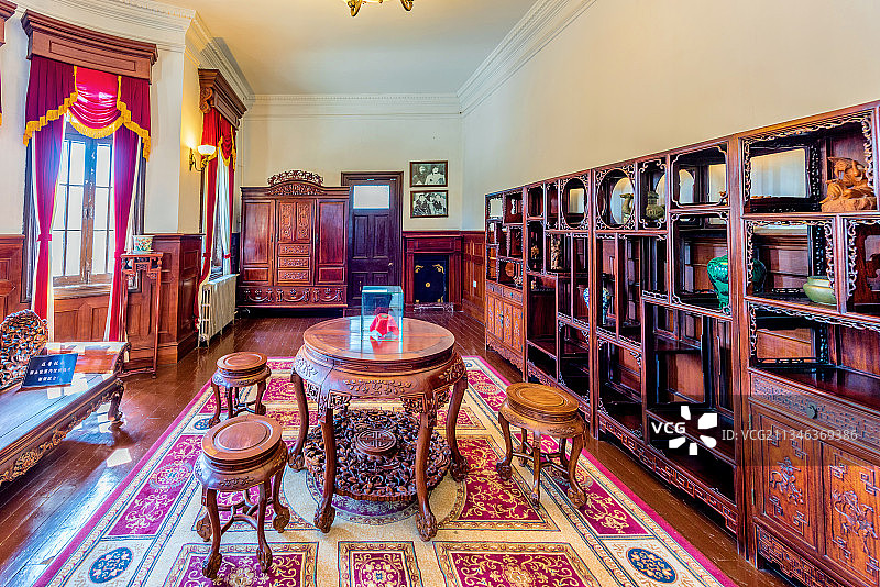 中国辽宁沈阳张氏帅府大青楼张学良卧室客厅图片素材