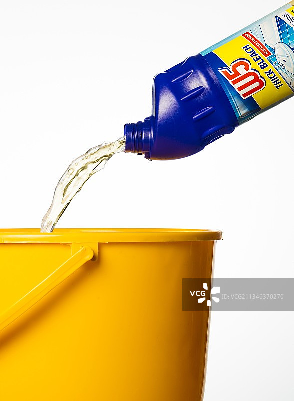 将漂白剂倒入桶中图片素材