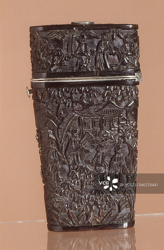 18世纪雕刻的角制柳叶刀盒图片素材