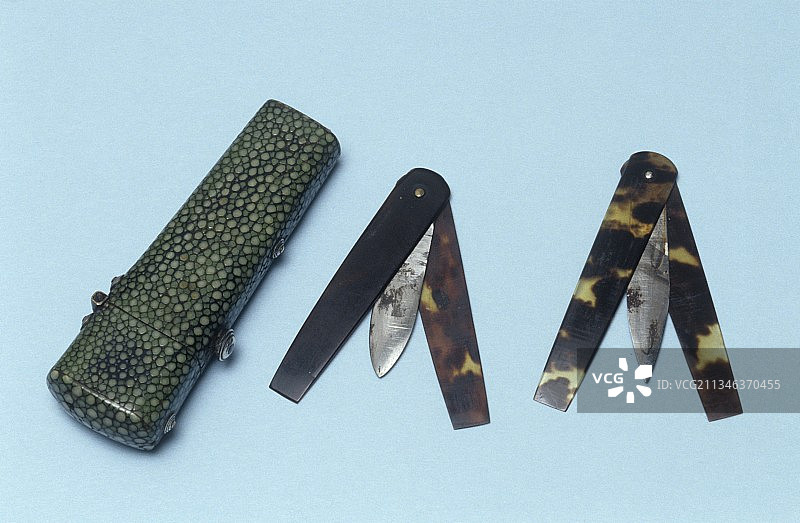 1790年左右的两个柳叶刀和鲨革盒图片素材