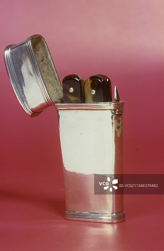 1800年左右的柳叶刀盒及柳叶刀图片素材