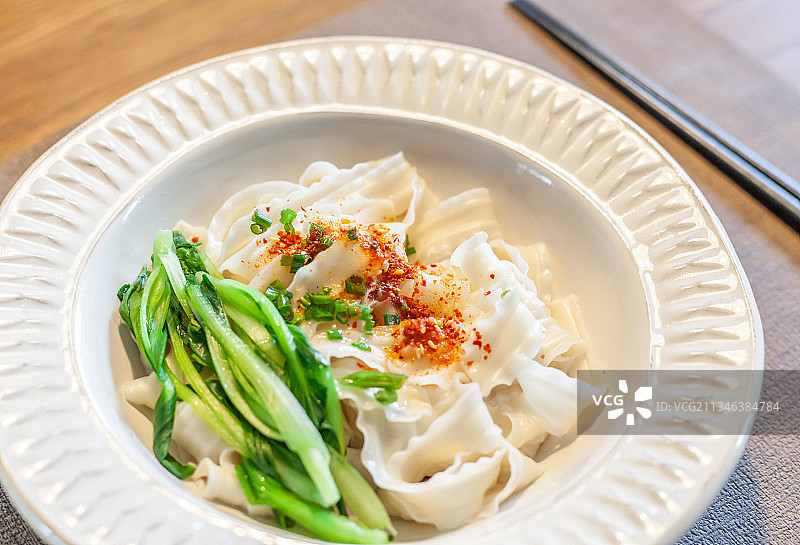 兰州特色小吃油泼扯面图片素材