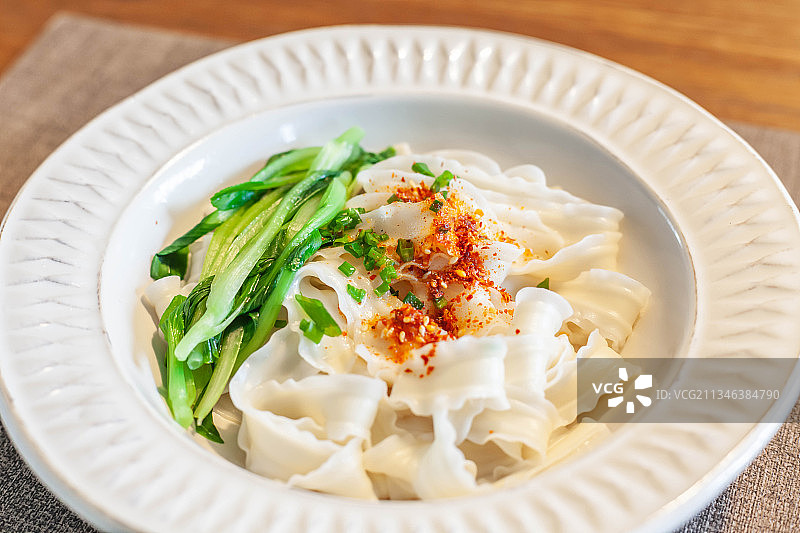 兰州特色小吃油泼扯面图片素材