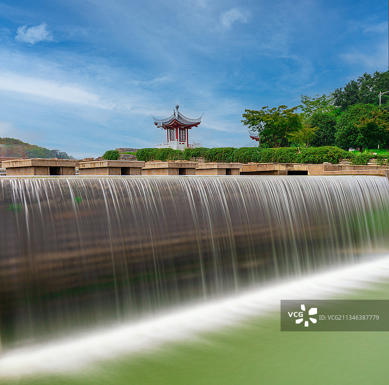南京珍珠泉公园，瀑布与凉亭，风景如画图片素材