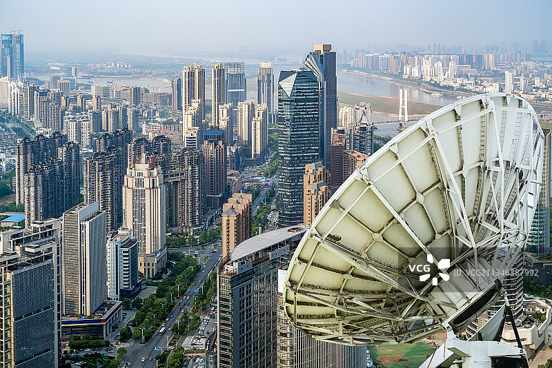 信号接收器和城市建筑图片素材