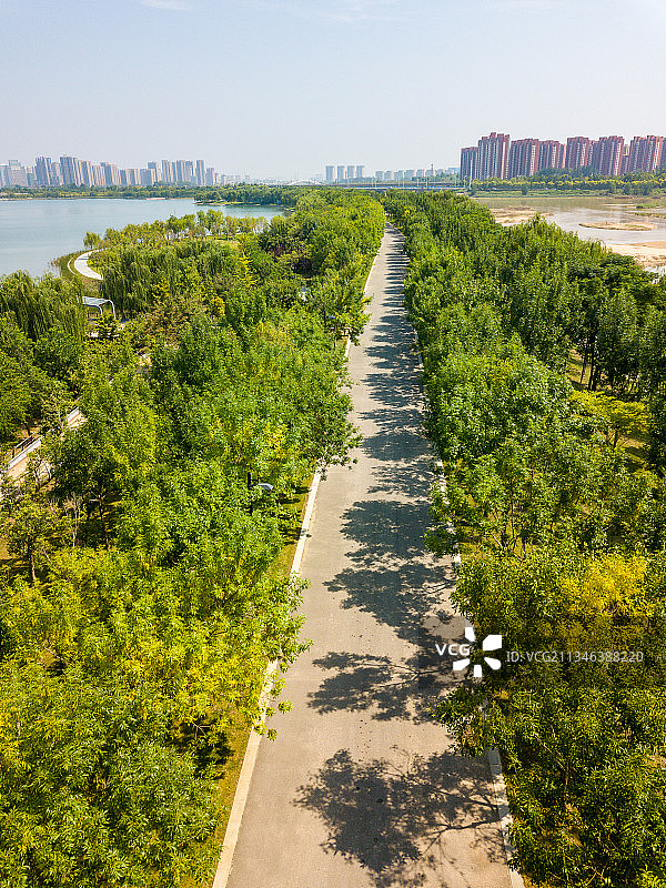 河南省郑州郑东新区象湖湿地公园湖心岛夏天公路户外风光航拍图片素材
