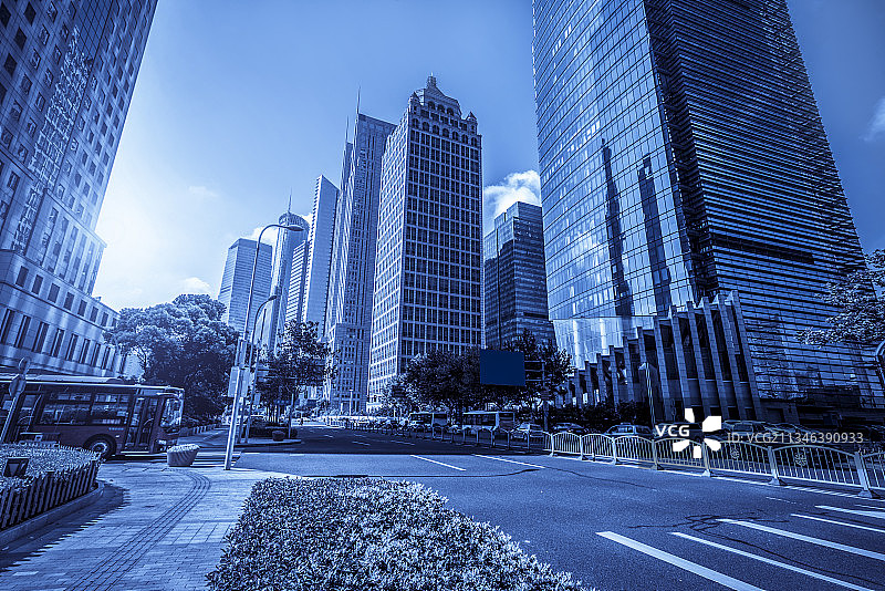 城市办公楼建筑局部和外墙玻璃图片素材