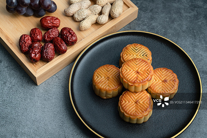 秋月饼放在黑色盘子中图片素材