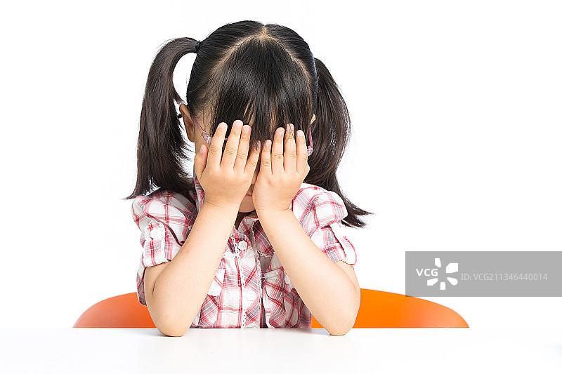 小学生双手捂着眼睛难过的样子图片素材