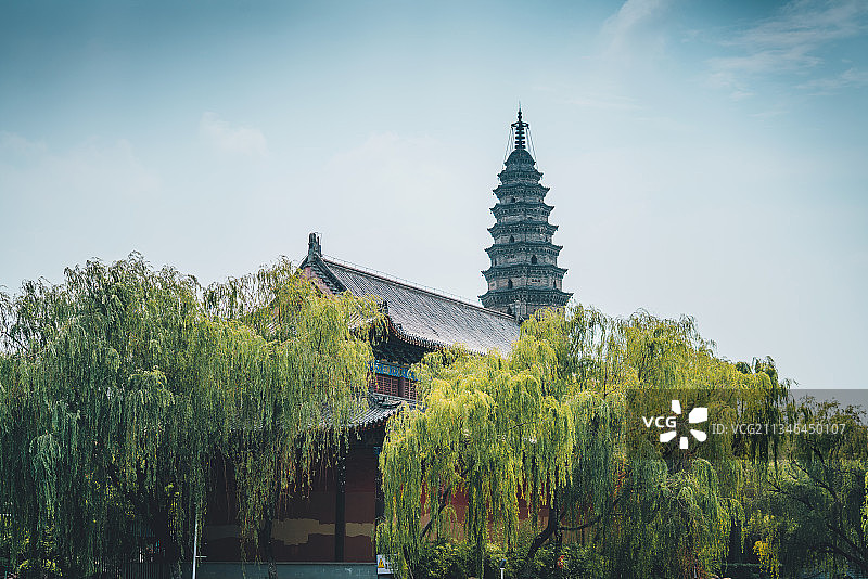 佛塔与大殿+安徽省亳州市蒙城县万佛塔公园图片素材