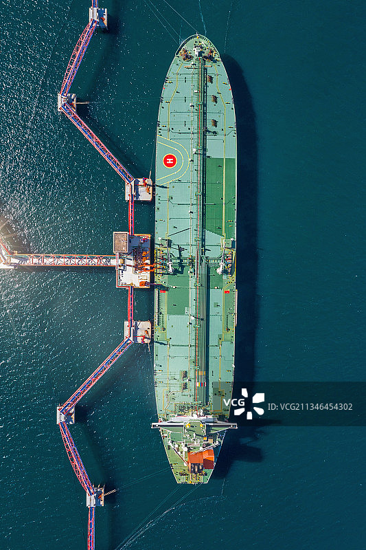 航拍正在卸货的油轮图片素材