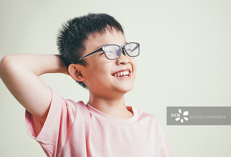 有疑问的小男孩图片素材