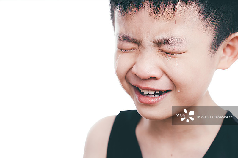 爱哭的小男孩图片素材