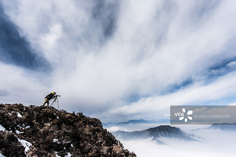 山上的摄影师图片素材
