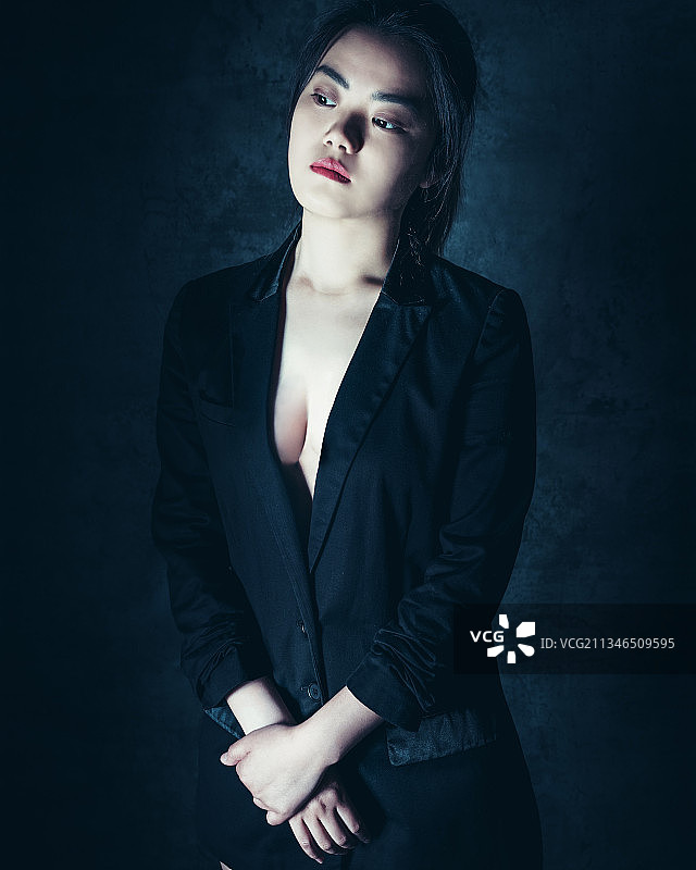 美丽年轻女人影棚摆姿势图片素材