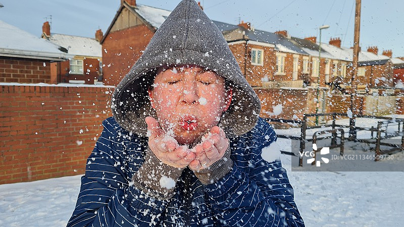 女人在英国贾罗的田野上吹雪图片素材