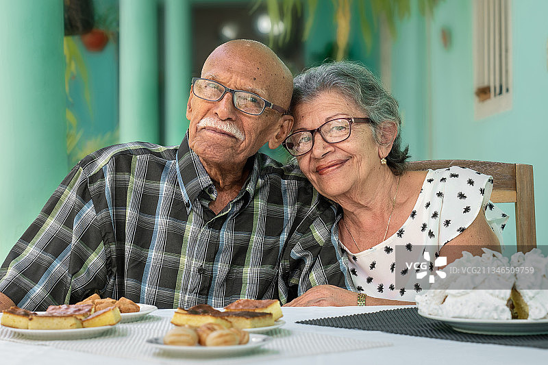 年长夫妇在古巴圣克拉拉的家中图片素材