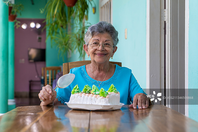 年长的女人在古巴圣克拉拉庆祝生日图片素材