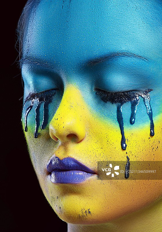 乌克兰第聂伯罗彼得罗夫斯克州，化着荧妆的女人图片素材