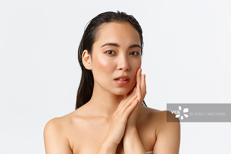 白色背景下的美丽年轻女子 портрет图片素材