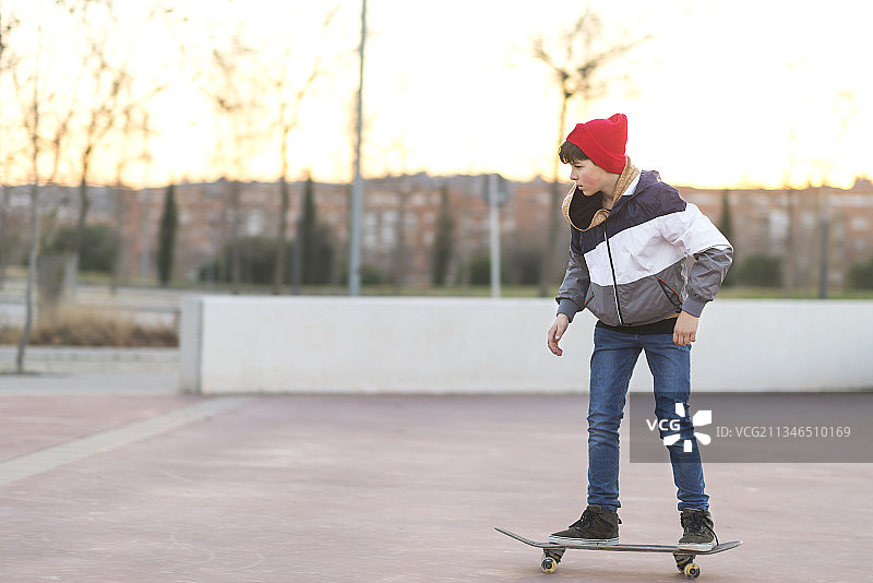 在西班牙巴塞罗那滑板公园坡道上玩滑板的年轻女子图片素材