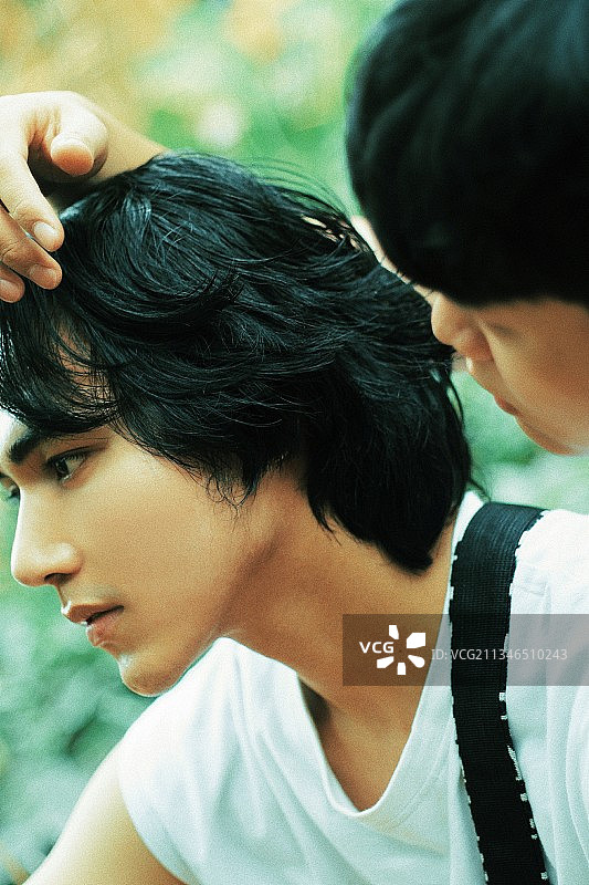 青年人在越南公园闲逛图片素材