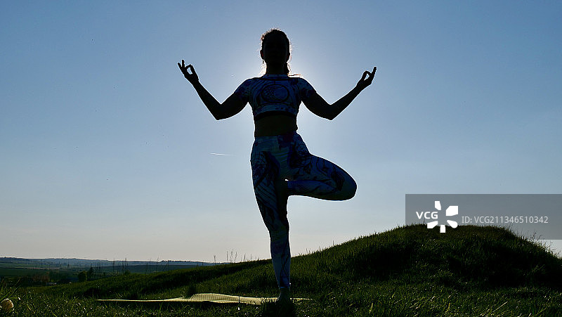 瑜伽者平衡姿势剪影图片素材