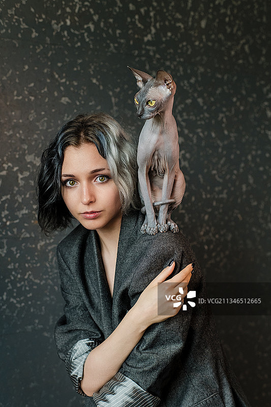 抱着猫的年轻女人图片素材