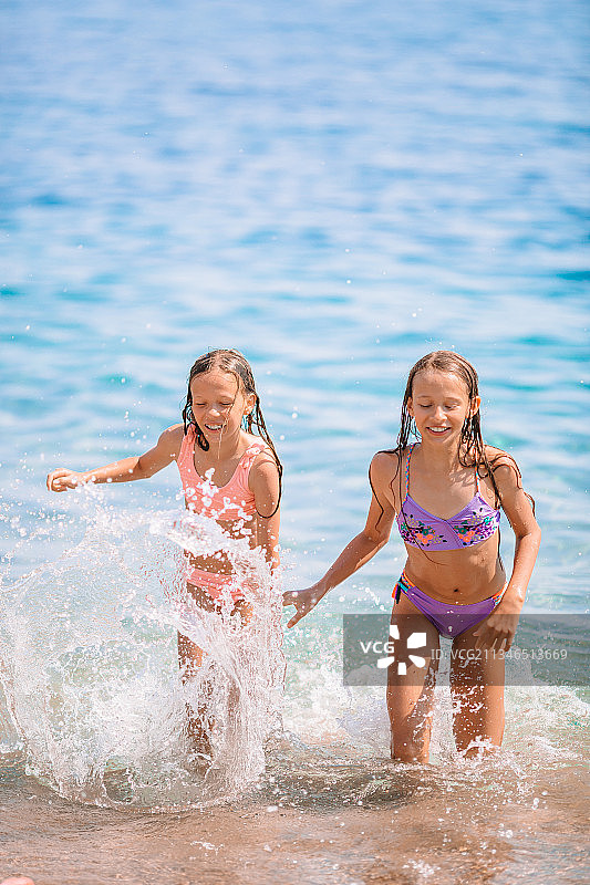 快乐的孩子在夏季假期中嬉戏图片素材