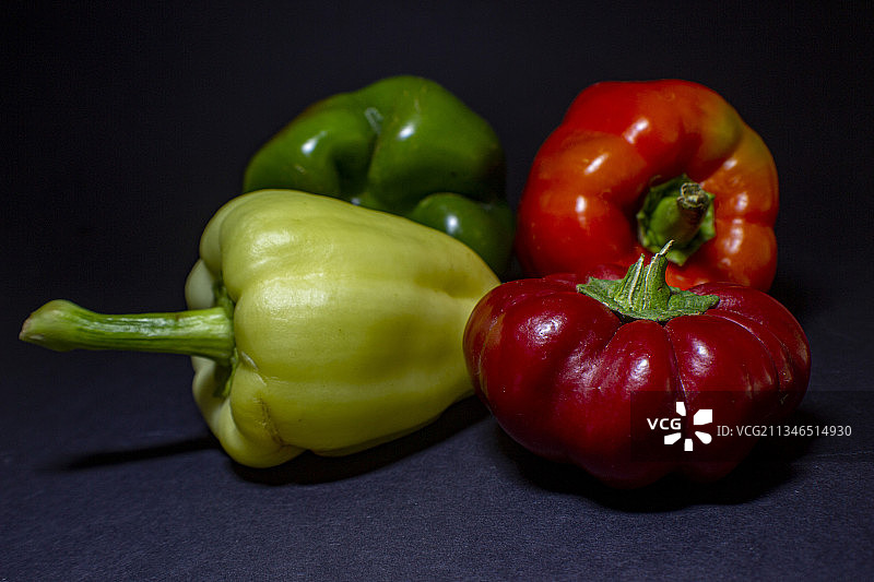黑色背景下的甜椒特写图片素材