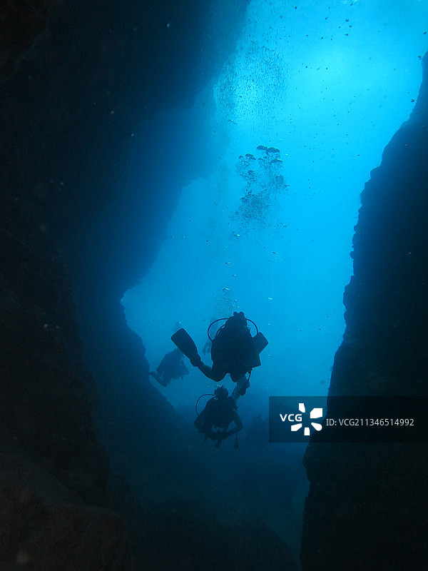 女人在海中水肺潜水图片素材