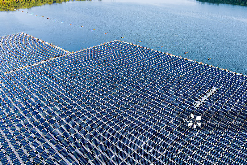 太阳能电池板的鸟瞰图图片素材