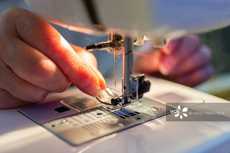 用缝纫机缝制纺织品的局部特写镜头图片素材