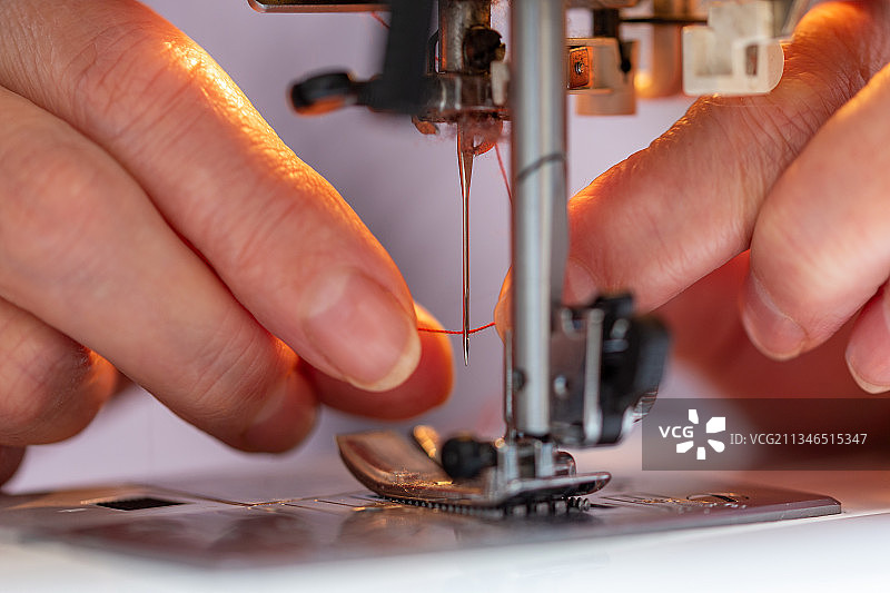 用缝纫机缝制纺织品的局部特写镜头图片素材