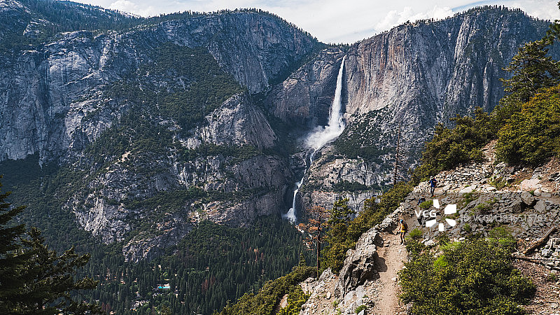 天空映衬下落基山脉的风景图片素材